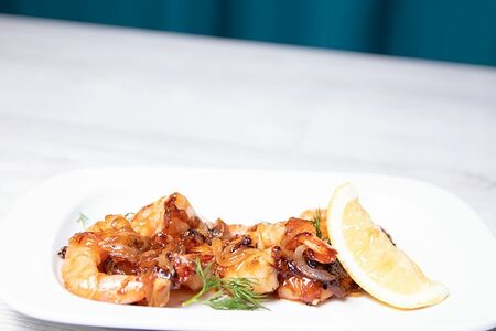 Креветки, жаренные с луком и с чесноком