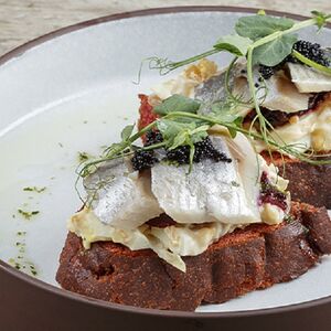 Луста на темном хлебе с сельдью