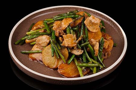 Картофель с мясом и стрелками чеснока