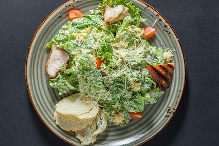 Салат Цезарь с куриным филе