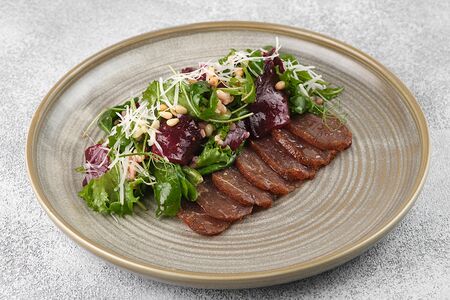 Салат с вяленой говядиной, свеклой и салатным миксом