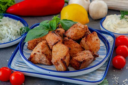 Шашлык из cвинoго окорока на мангале