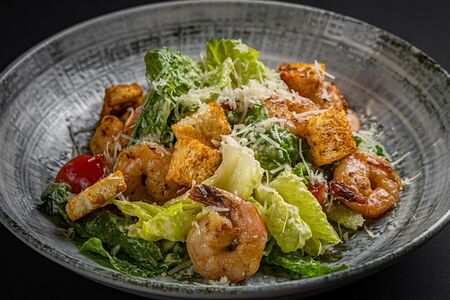 Салат Цезарь с креветками