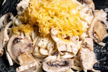 Паста с курицей и грибами