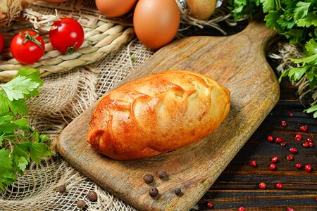 Печёный пирожок с луком и яйцом