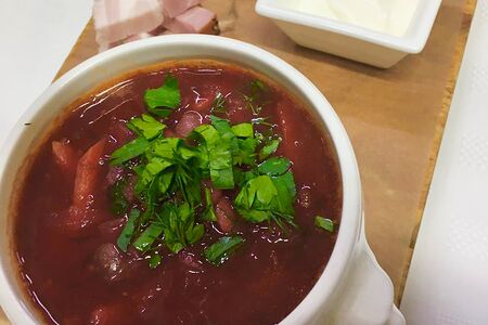 Борщ с говядиной, беконом, ржаной булочкой, сметаной