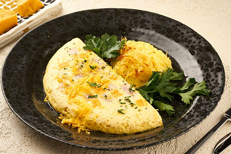 Омлет с ветчиной из индейки, сыром чеддер и хашбрауном