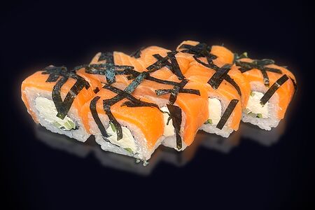 Фирменный ролл с красной рыбой