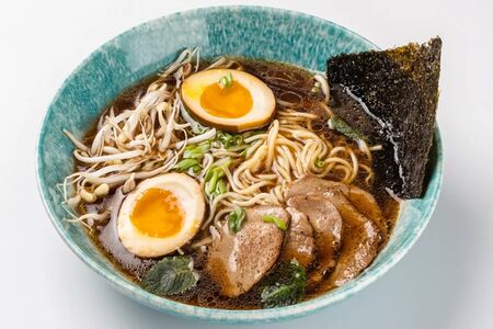 Рамен с маринованным яйцом и свининой су-вид