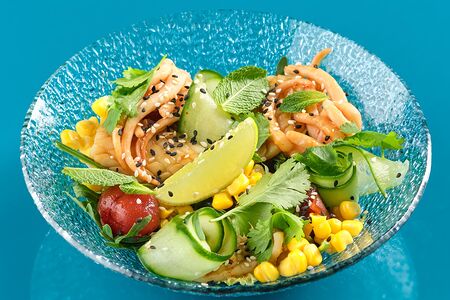 Кальмар, томаты кимчи, кукуруза