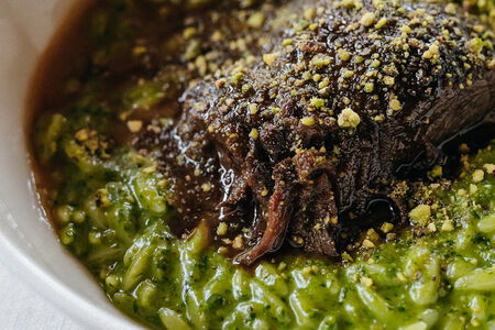 Зеленое орзо с щечками теленка