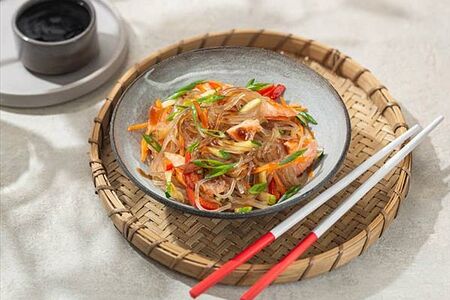 Фунчоза с лососем в устричном соусе