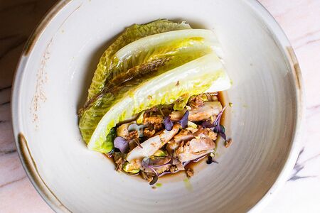 Цыпленок с ромейном и луковым кремом