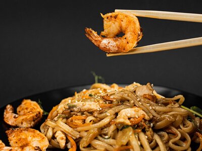 Удон с курицей и креветками