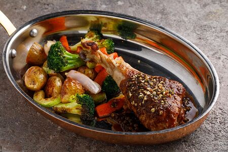 Голень индейки овощами