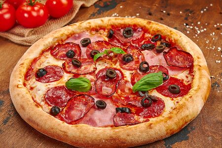 Пицца с чоризо, пепперони и ветчиной