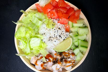 Поке с куриной грудкой на гриле