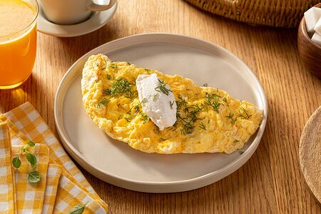 Омлет с лососем и творожным сыром