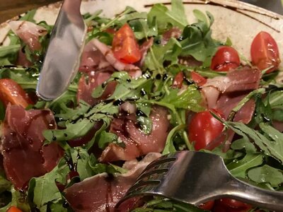 Салат с пармской ветчиной и руколой