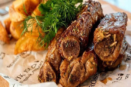 Пикантные свиные ребрышки в медово-имбирной глазури с картофелем