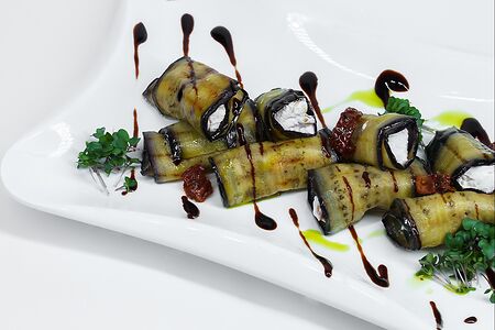 Рулетики из баклажана с сырной начинкой