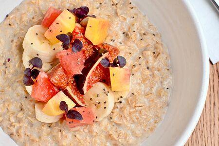Овсяная каша с сезонными фруктами