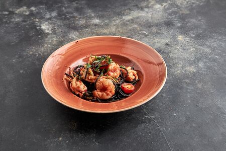 Спагетти с кальмаром и креветками