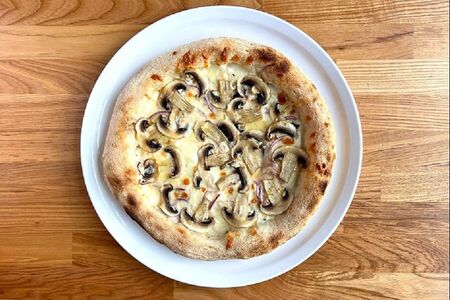 Пицца с грибами и луком