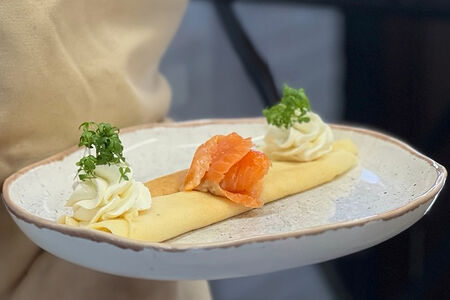 Французские блинчики с лососем и творожным сыром