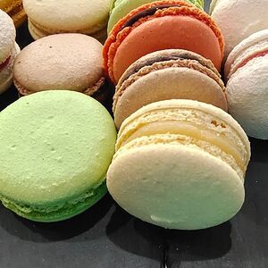 Макарони с малиновой начинкой