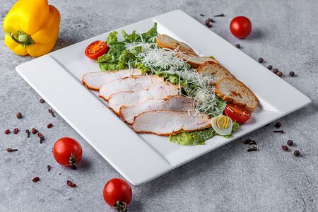 Салат Цезарь с курицей