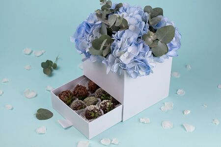 Шкатулка с гортензиями и клубникой в шоколаде