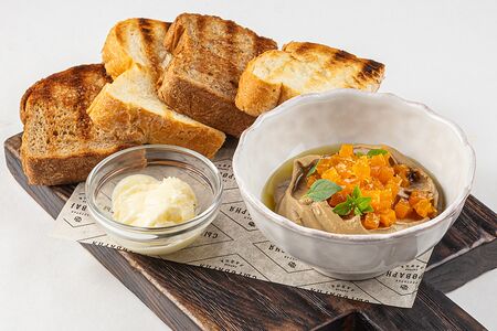 Паштет из куриной печени с тыквенным конфитюром