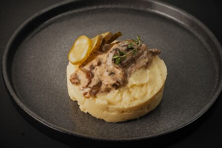 Бефстроганов из говядины с картофельным кремом