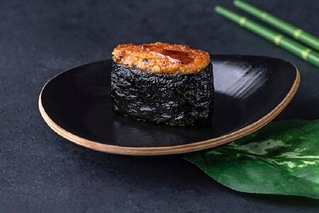 Гункан с лососем запеченный