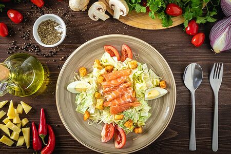 Салат Цезарь с лососем