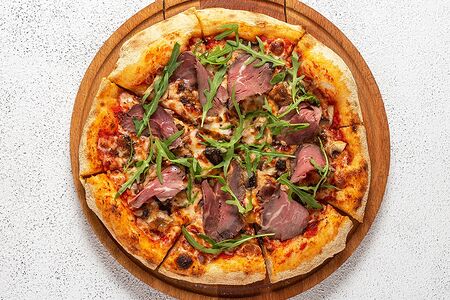 Пицца с белыми грибами и ростбифом