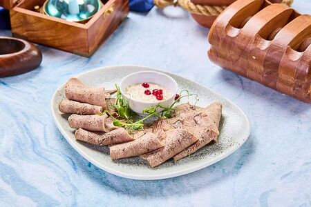 Язык отварной в специях