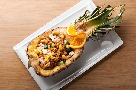 Рис с ананасом и креветками по-тайски