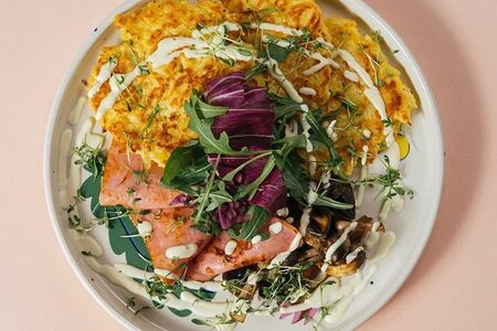 Картофельные драники с ветчиной и сырным соусом