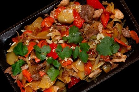 Жарёха с тремя видами мяса и овощами