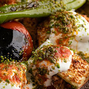 Завёрнутый бейти кебаб с йогуртом