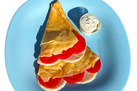 Блин с сыром, ветчиной и томатоми