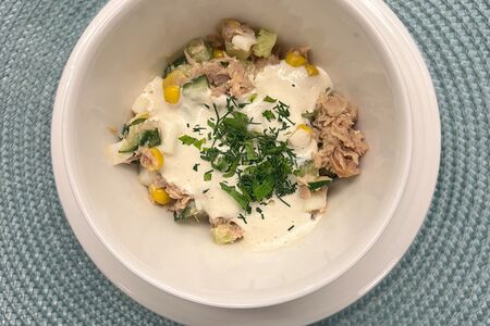 Салат с тунцом, кукурузой и огурцом