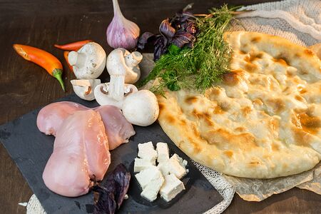 Пирог с курицей, грибами и сыром