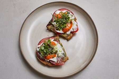 Брускетта со страчателлой и соусом ромеско