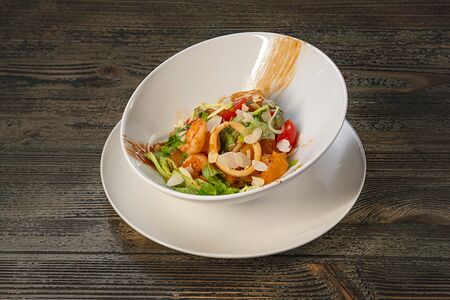 Теплый салат с морепродуктами