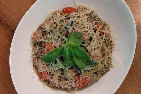 Паста с куриной грудкой и соусом песто