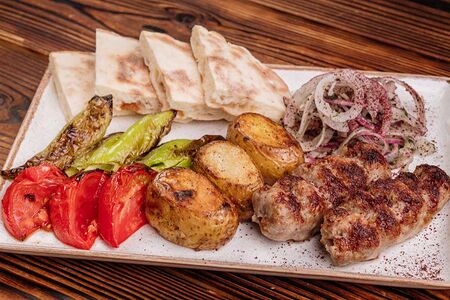 Кебаб из баранины с овощами и питой