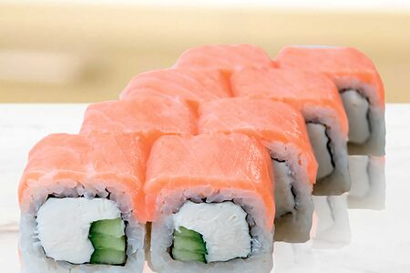 Ролл Филадельфия с копченым лососем